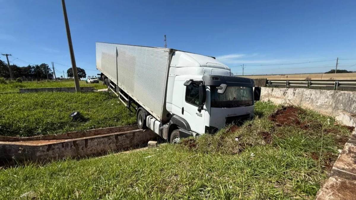 Acidente em Cravinhos: motorista fica ferido após carreta despencar da Anhanguera