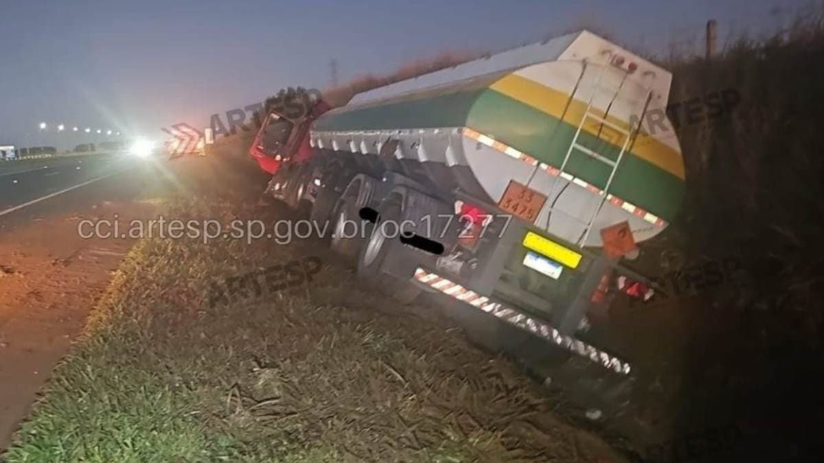 Caminhão carregado com combustível perde controle e causa acidente em Pontal