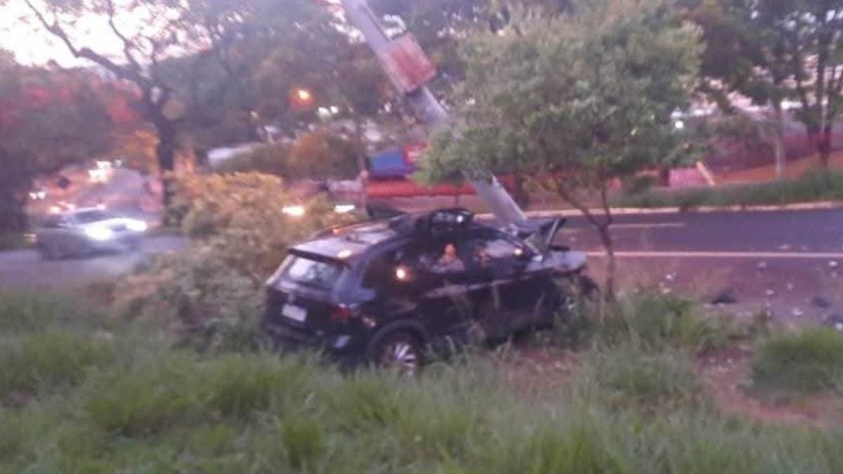 Motorista fica ferido em acidente em Ribeirão Preto após bater em poste na Capitão Salomão