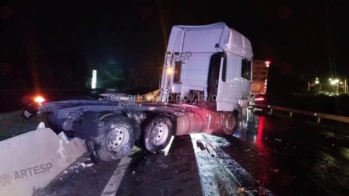 Acidente em Ribeirão Preto: Caminhão bate em barreira e interdita totalmente a Rodovia SP-255