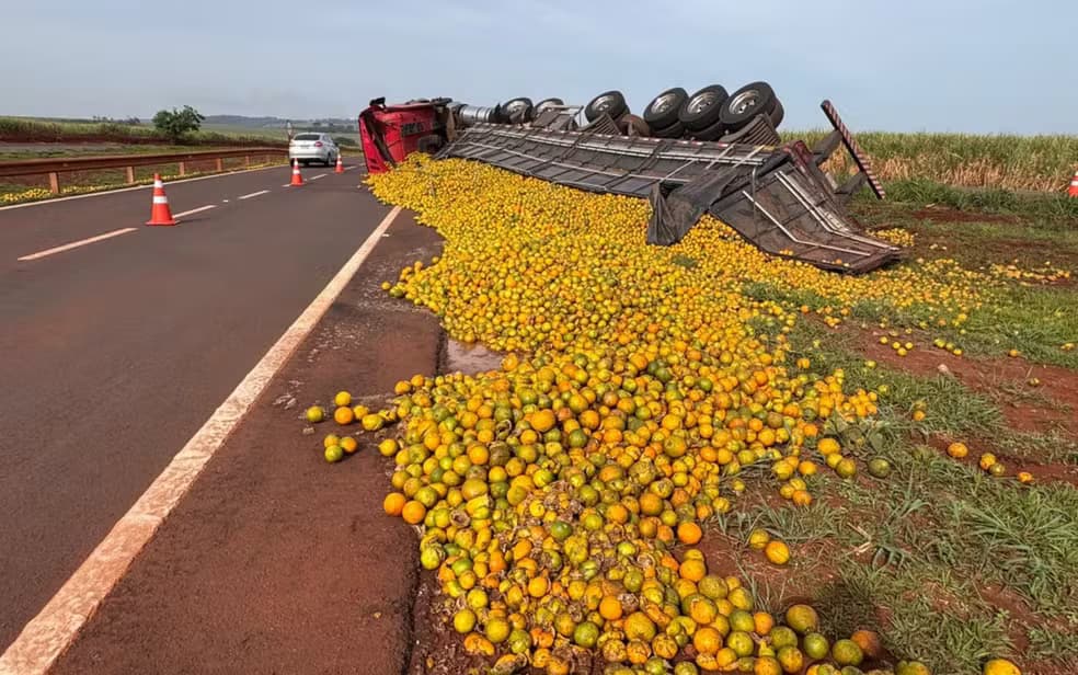 Caminhoneiro perde controle e acidente espalha toneladas de laranjas na pista
