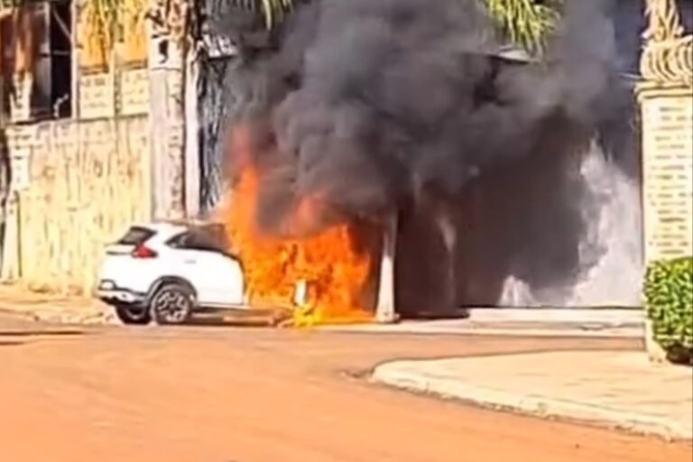 Adolescente pega carro escondido da mãe e provoca acidente em Pontal